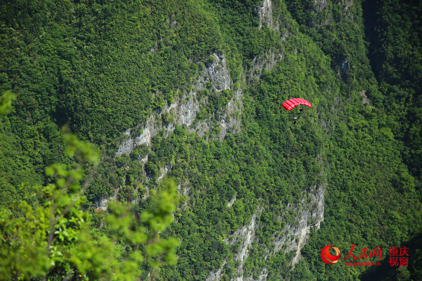 28日，2016世界低空跳傘大賽在重慶云陽龍缸景區(qū)正式開賽。圖為選手角逐中。劉政寧 攝