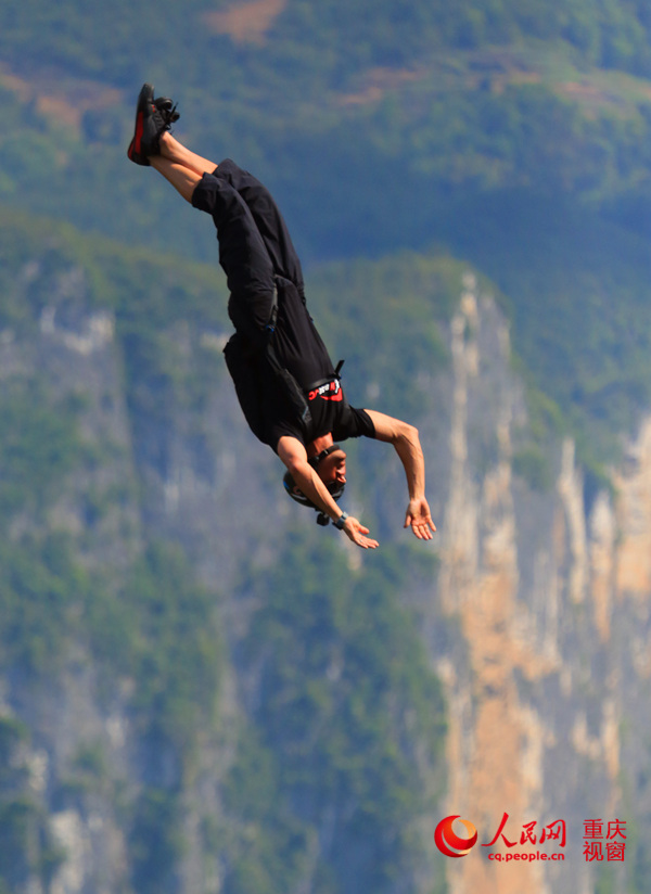 28日，2016世界低空跳傘大賽在重慶云陽龍缸景區(qū)正式開賽。圖為選手角逐中。劉政寧 攝