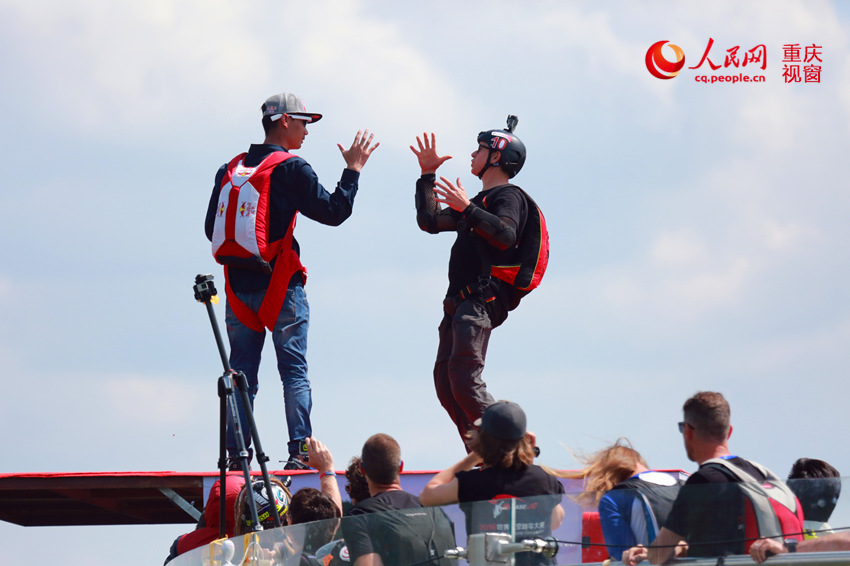 28日，2016世界低空跳傘大賽在重慶云陽龍缸景區(qū)正式開賽。圖為選手角逐中。劉政寧 攝