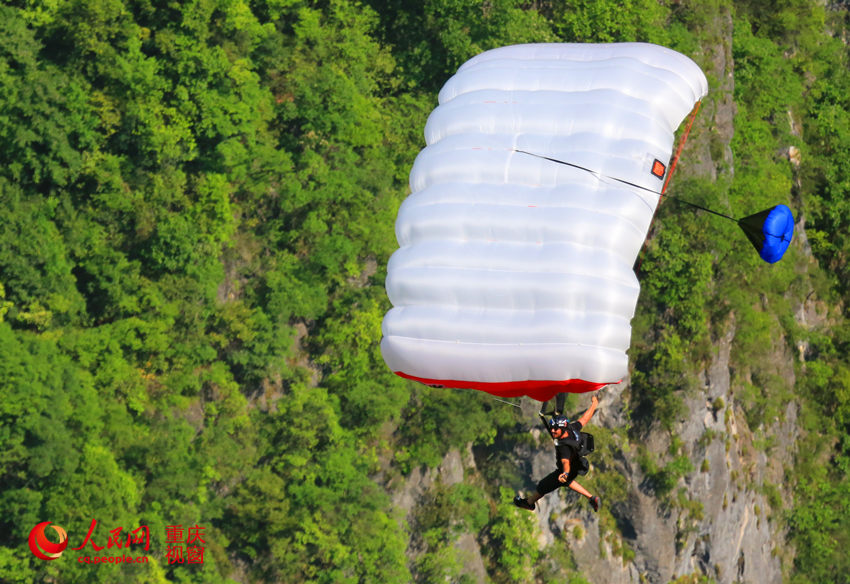 28日，2016世界低空跳傘大賽在重慶云陽龍缸景區(qū)正式開賽。圖為選手角逐中。劉政寧 攝