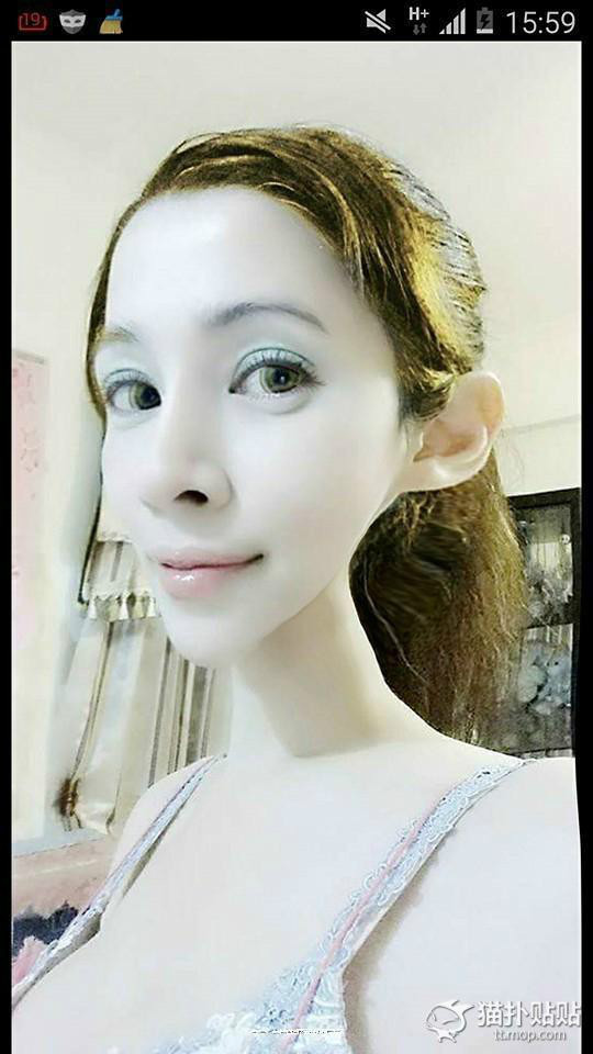 臺(tái)版蛇精媽走紅 自帶時(shí)空扭曲效果 臺(tái)版蛇精媽走紅 自帶時(shí)空扭曲效果