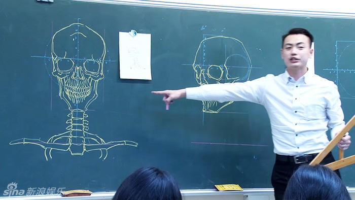 組圖：臺(tái)灣男教師板書(shū)逆天 人體骨骼圖堪稱完美