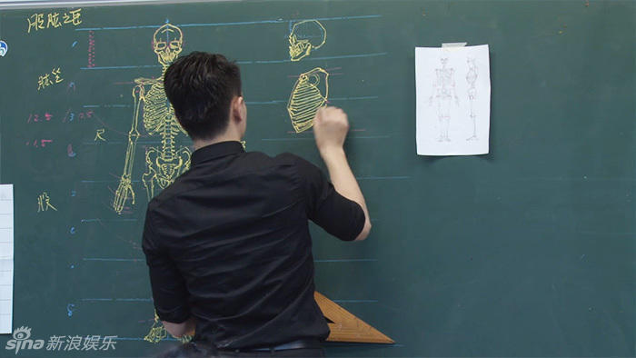 組圖：臺(tái)灣男教師板書(shū)逆天 人體骨骼圖堪稱完美