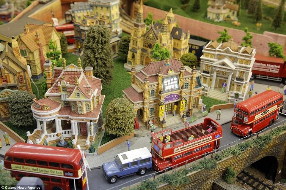 英國(guó)老人20年打造300平米“火車(chē)樂(lè)園” 耗資25萬(wàn)英鎊