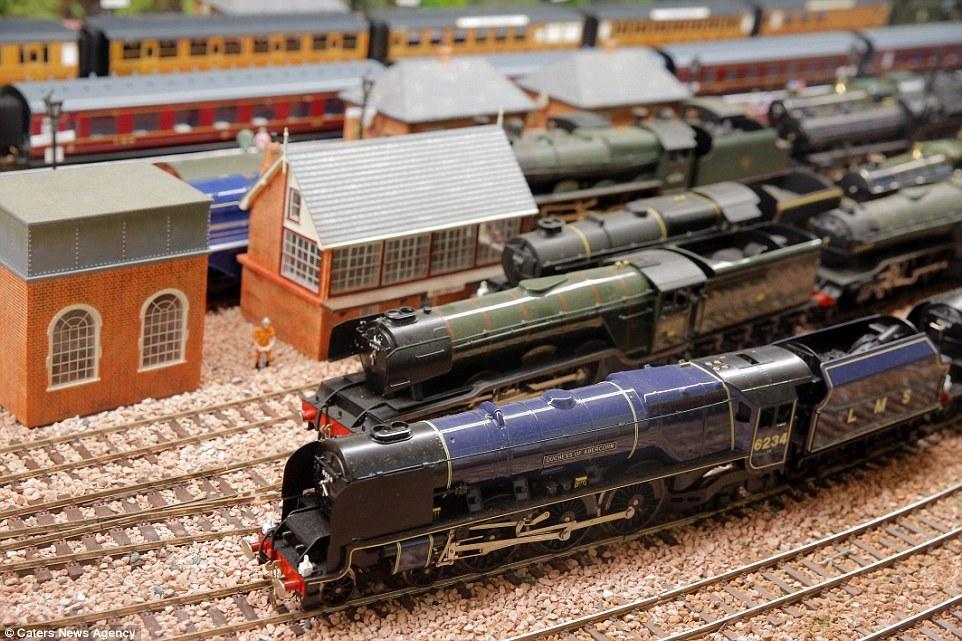 英國(guó)老人20年打造300平米“火車(chē)樂(lè)園” 耗資25萬(wàn)英鎊