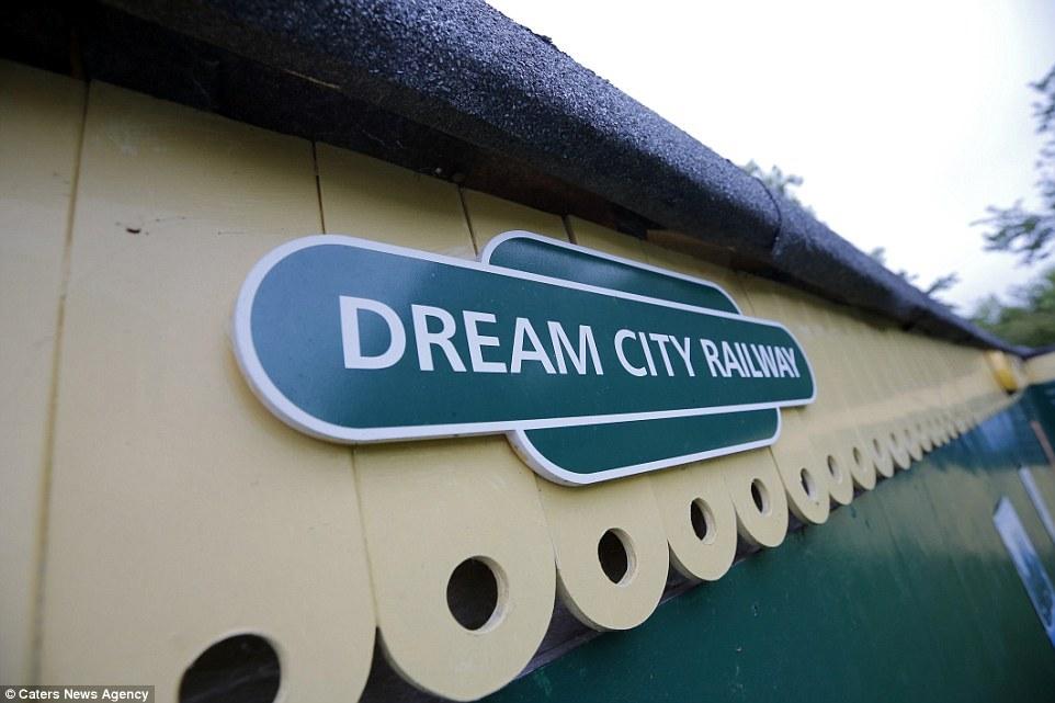 英國(guó)老人20年打造300平米“火車(chē)樂(lè)園” 耗資25萬(wàn)英鎊