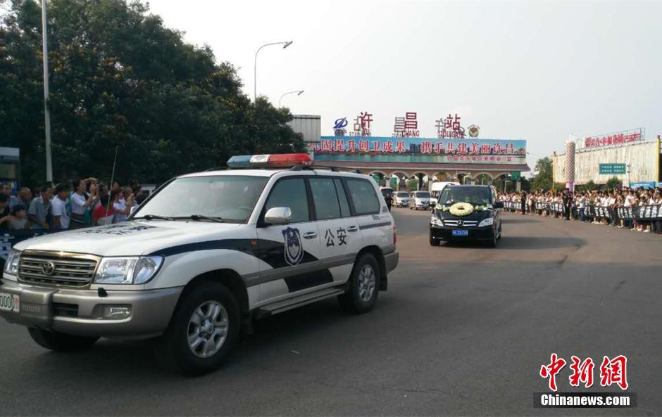 河南許昌20萬人夾道迎接維和烈士靈柩回家 河南許昌20萬人夾道迎接維和烈士靈柩回家