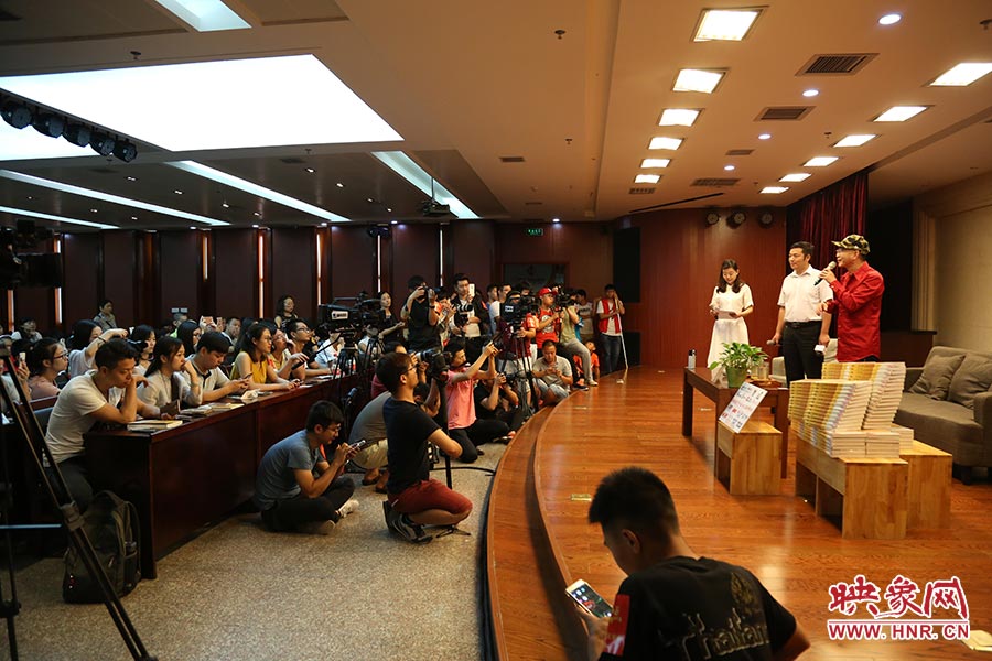 河南本土主流媒體基本全部到場(chǎng)，六小齡童接受記者提問(wèn)。