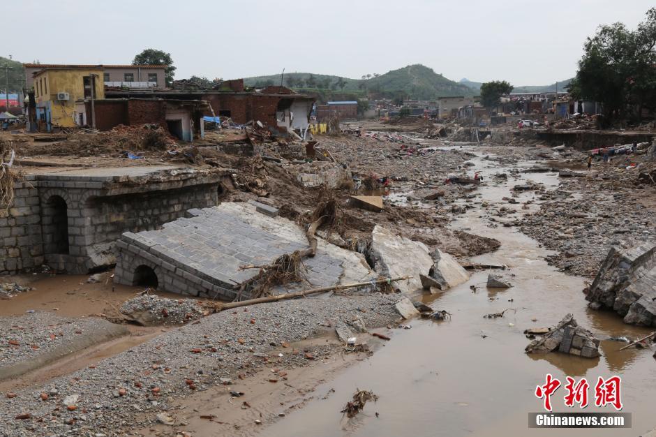 圖為都里鎮(zhèn)被洪水沖斷的橋梁。
