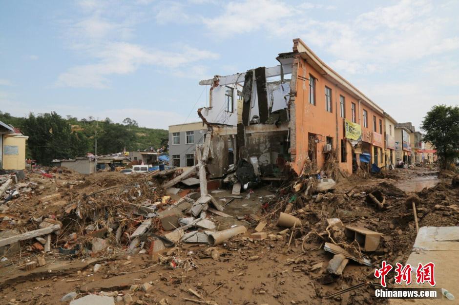 圖為被洪水沖垮的小樓。