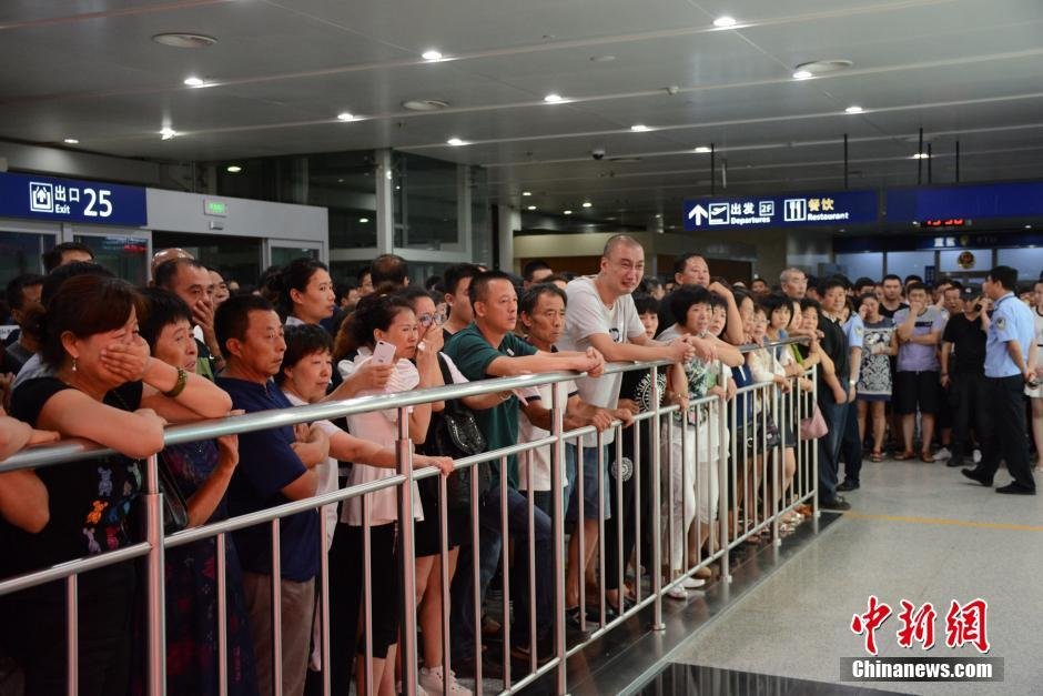 當(dāng)日18時(shí)許，前來(lái)接機(jī)的家屬陸續(xù)來(lái)到大連機(jī)場(chǎng)，等候著其他親屬帶著親人骨灰“回家”。