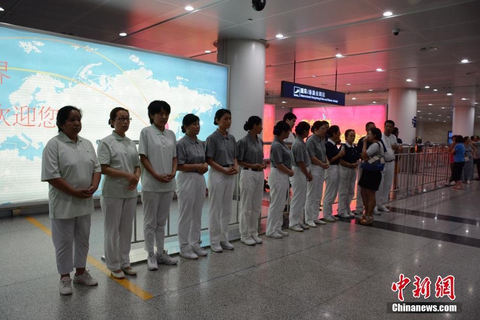 圖為臺(tái)灣慈濟(jì)慈善基金會(huì)大連聯(lián)絡(luò)處工作人員等候罹難者家屬。