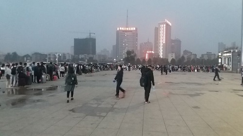 鄭州火車站乘客排百米長(zhǎng)隊(duì)坐地鐵 場(chǎng)面壯觀