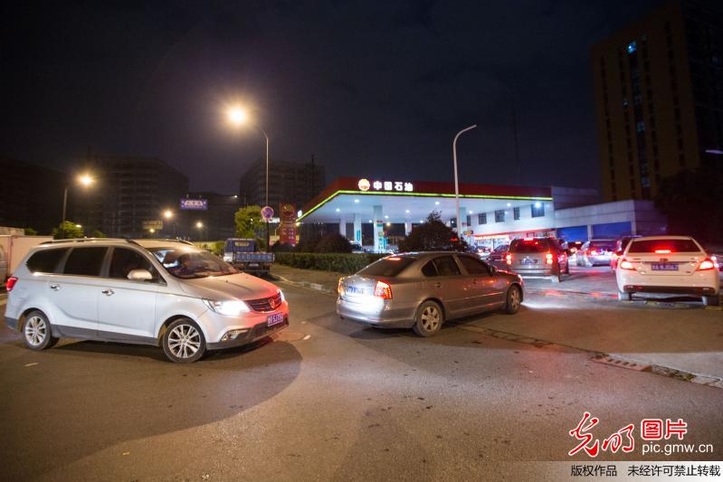 油價(jià)創(chuàng)四年來(lái)最大漲幅 杭州車(chē)主深夜排長(zhǎng)隊(duì)加油