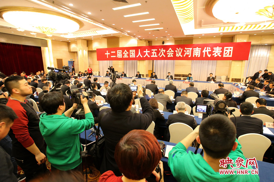 記者擠滿了媒體區(qū)，前來聽取河南“聲音”