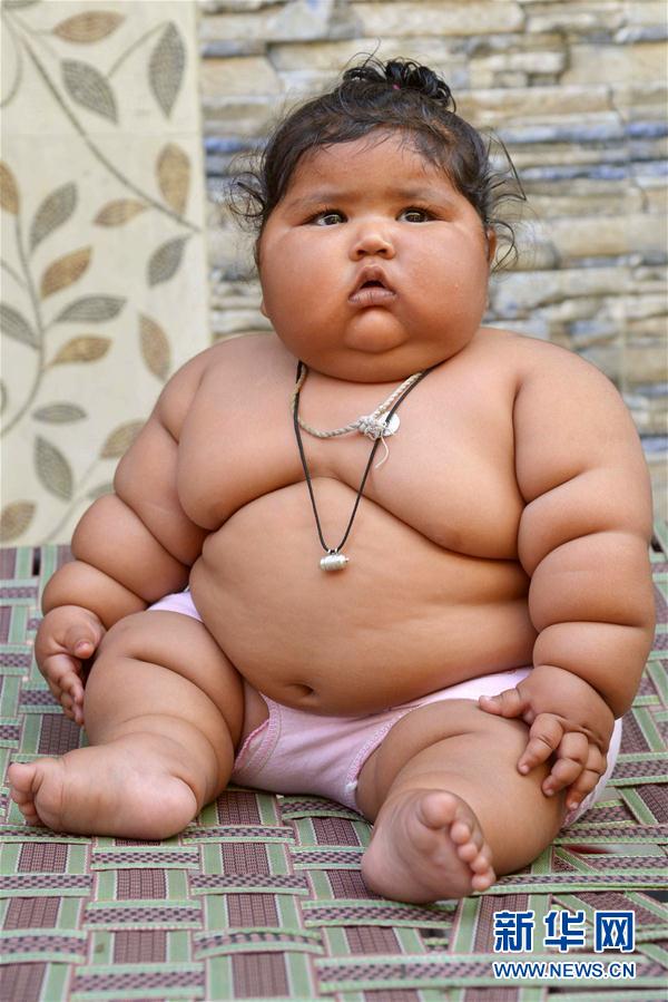 4月17日，在印度阿姆利則，女孩查哈特在家中。