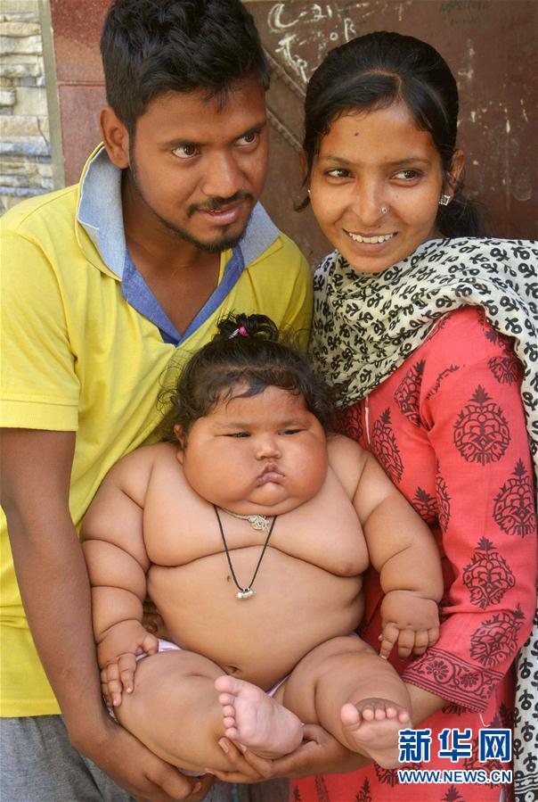 4月17日，在印度阿姆利則，女孩查哈特（中）和父母在家中。