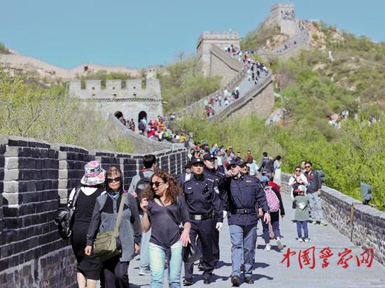 參加聯(lián)合巡邏的中意警察在長城上巡邏。本網(wǎng)記者 陳路坤 攝