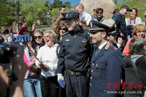 游客與聯(lián)合巡邏的中意警察合影。本網(wǎng)記者 陳路坤 攝