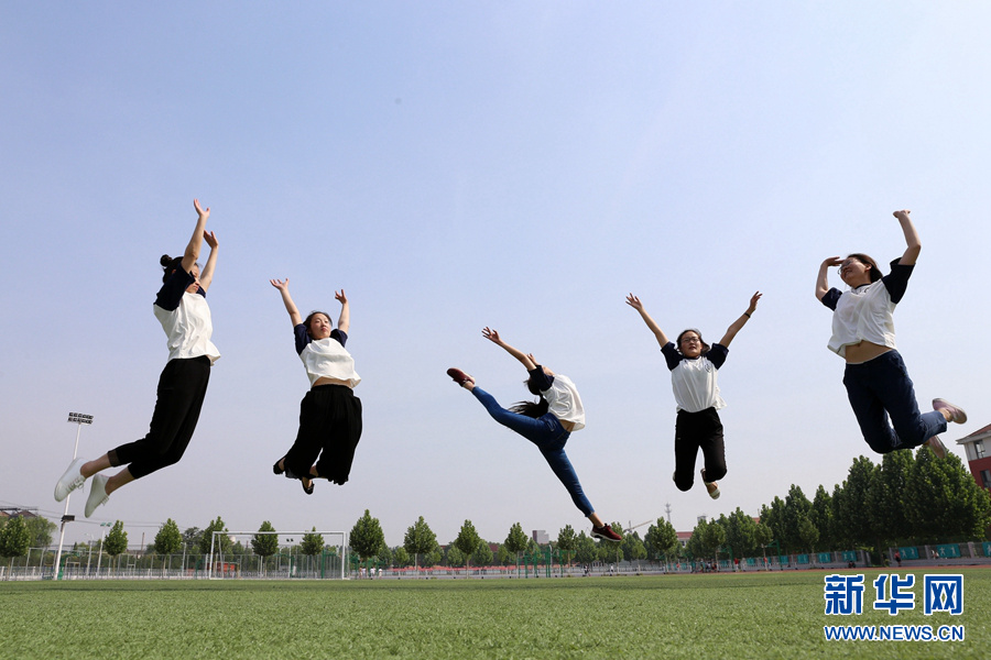 畢業(yè)季:擺個青春造型 紀(jì)念高中歲月 畢業(yè)季:擺個青春造型 紀(jì)念高中歲月