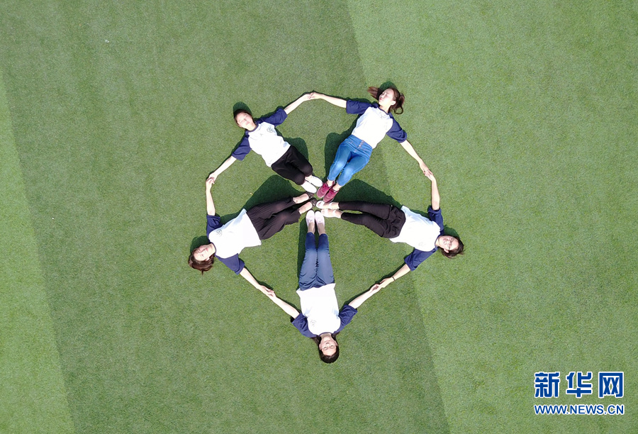 畢業(yè)季:擺個青春造型 紀(jì)念高中歲月 畢業(yè)季:擺個青春造型 紀(jì)念高中歲月