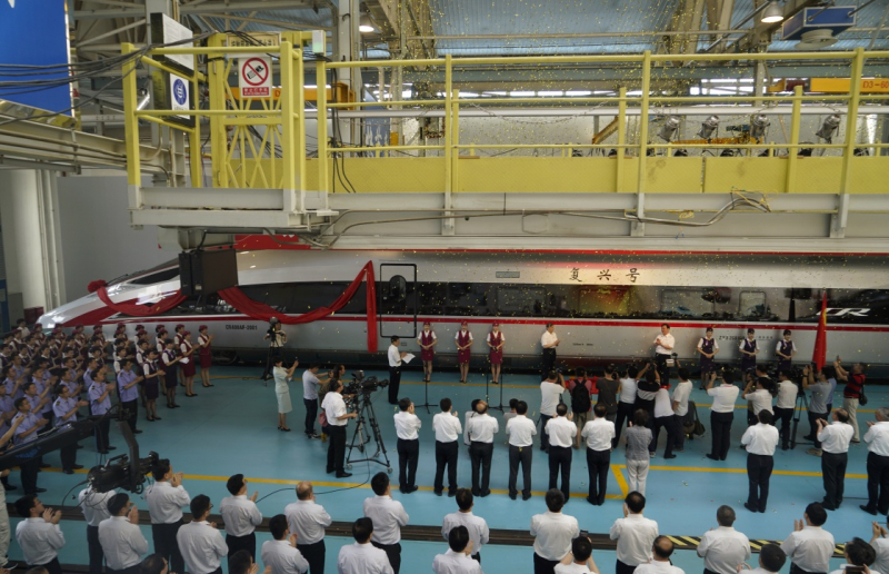 當日，由中國鐵路總公司牽頭組織研制、具有完全自主知識產(chǎn)權(quán)、達到世界先進水平的中國標準動車組被命名為“復(fù)興號”?！皬?fù)興號”將于6月26日在京滬高鐵兩端的北京南站和上海虹橋站雙向首發(fā)。