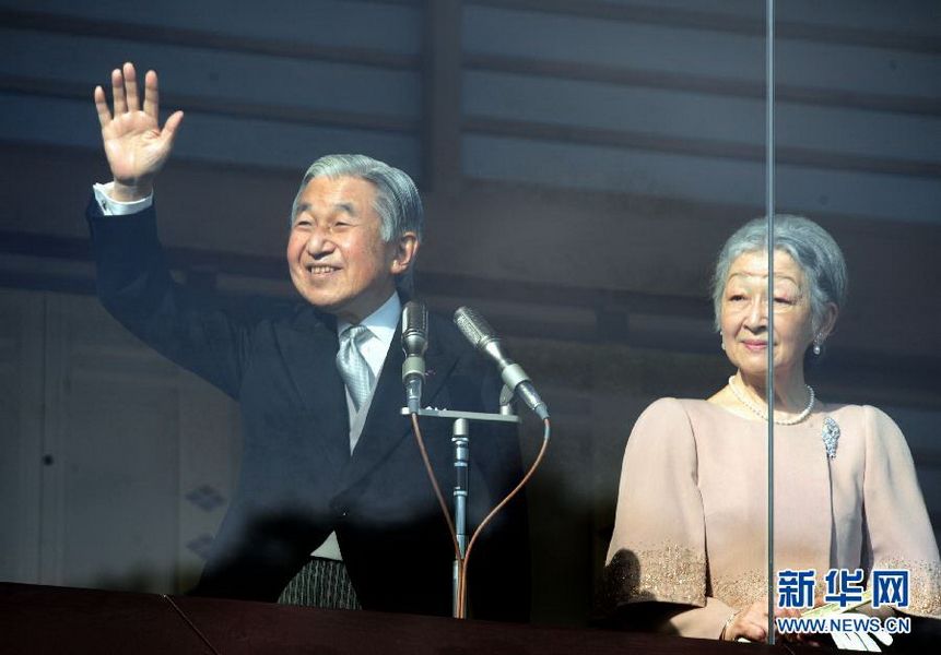 當(dāng)?shù)貢r間12月23日，在位于日本東京的皇宮，日本明仁天皇向民眾致意。