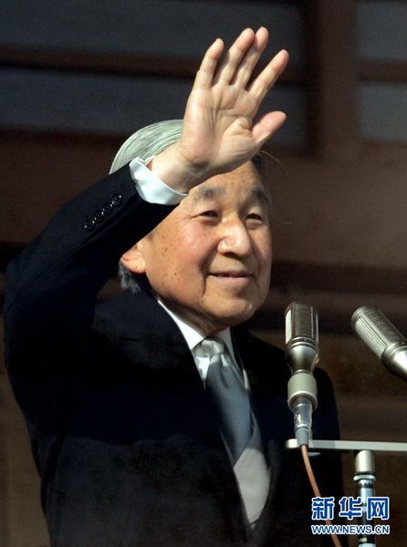 當(dāng)?shù)貢r間12月23日，在位于日本東京的皇宮，日本明仁天皇向民眾致意。