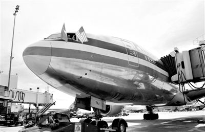 2011年4月5日，美國航空公司為洛杉磯至上海首條直飛航線的開通舉行剪彩儀式。目前，美國航空、美國聯(lián)合航空和達(dá)美航空已經(jīng)向中國提交了飛行計(jì)劃。