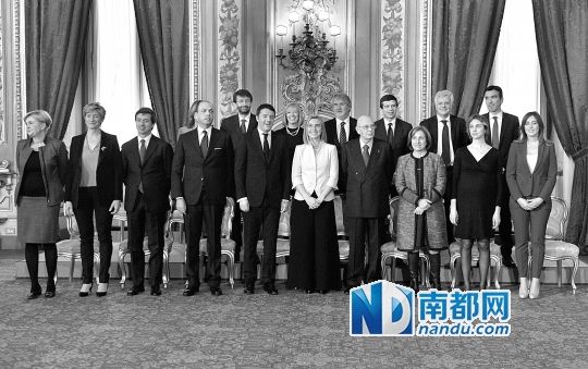 2月22日，在意大利羅馬總統(tǒng)府，新任總理馬泰奧·倫齊(前左五)與總統(tǒng)納波利塔諾(前右四)及新內閣成員