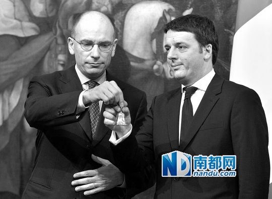 2月22日，在意大利羅馬總理府，新任總理馬泰奧·倫齊(右)與前任總理恩里科·萊塔舉行交接儀式。