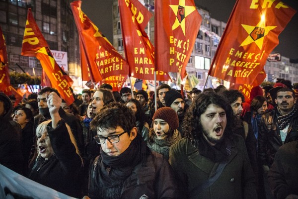 當?shù)貢r間2014年2月25日，土耳其伊斯坦布爾，總理涉腐錄音引發(fā)全國抗議，要求本屆政府下臺。