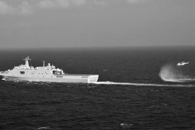 11日，抵達(dá)馬航飛機(jī)失聯(lián)海區(qū)的海軍井岡山艦與艦載直升機(jī)協(xié)同展開(kāi)立體搜救行動(dòng)。新華社發(fā)