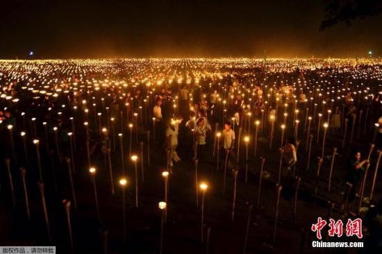 菲民眾點燃5萬多只蠟燭拼地圖欲破世界紀錄(圖)