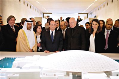 4月29日，法國總統(tǒng)奧朗德（中）和阿布扎比文化遺產(chǎn)委員會主席蘇爾坦親王（左）一起觀看“阿布扎比盧浮宮”建筑模型。盧浮宮計劃打造“阿布扎比盧浮宮”，以推廣法國文化。