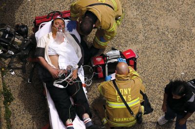 2日，救援人員在美國紐約地鐵事故車輛內(nèi)緊急疏散一名受傷乘客。圖/CFP
