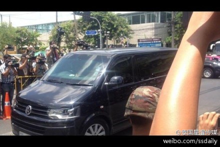 英拉乘坐其私人防彈車(chē)抵達(dá)軍方設(shè)施。