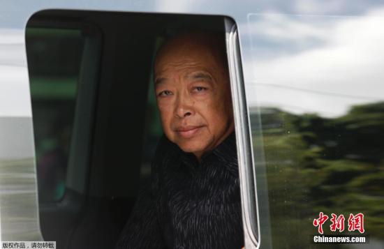 圖為泰國前副總理素拉蓬抵達(dá)陸軍俱樂部。