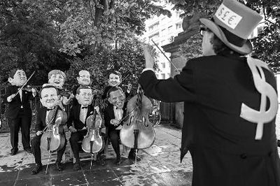 4日在布魯塞爾，非政府組織『樂(lè)施會(huì)』成員戴著七國(guó)首腦面具演奏名曲《錢錢》，批評(píng)七國(guó)政策導(dǎo)致全球貧富差