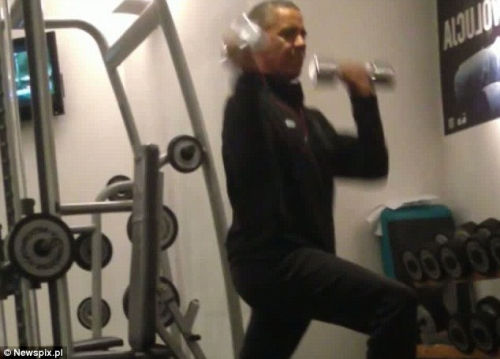 奧巴馬安?，F(xiàn)漏洞舉啞鈴健身時(shí)遭偷拍（組圖）（5）