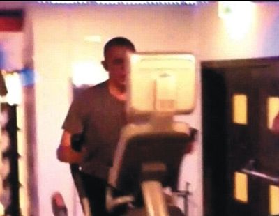 酒店健身中心，橢圓機上鍛煉的奧巴馬。