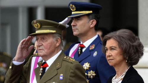 資料圖：西班牙國(guó)王胡安·卡洛斯一世（左）與其子費(fèi)利佩王儲(chǔ)（中）。