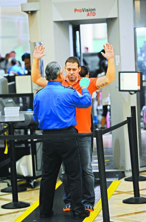 防止恐怖分子把炸彈偽裝成電子設(shè)備登機(jī)；新規(guī)適用于歐、非、中東赴美航班；智能手機(jī)將被重點(diǎn)排查