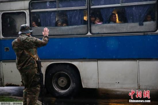 烏克蘭頓涅茨克，烏克蘭政府軍對(duì)當(dāng)?shù)爻掷m(xù)炮擊，民眾為躲避戰(zhàn)火，紛紛登上列車離開。