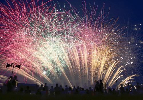 日本關(guān)東甲信地區(qū)當(dāng)天發(fā)布了梅雨期結(jié)束的消息，東京都葛飾區(qū)的江戶(hù)川河川敷當(dāng)晚舉行了煙花大會(huì)，約13000束煙花在夜空中綻放。（網(wǎng)頁(yè)截圖）