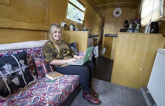 學(xué)生公寓住宿費太貴 倫敦女大學(xué)生買小船當(dāng)住所(組圖) 學(xué)生公寓住宿費太貴 倫敦女大學(xué)生買小船當(dāng)住所(組圖)