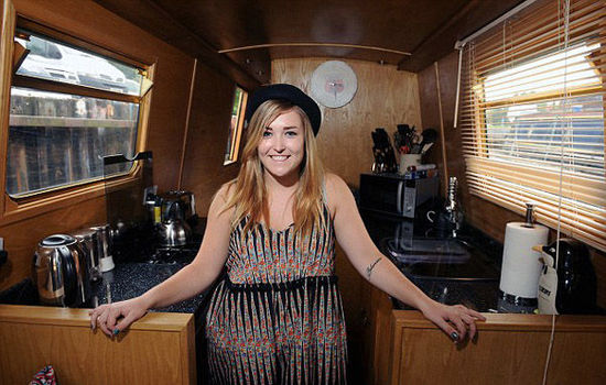 學(xué)生公寓住宿費太貴 倫敦女大學(xué)生買小船當(dāng)住所(組圖) 學(xué)生公寓住宿費太貴 倫敦女大學(xué)生買小船當(dāng)住所(組圖)