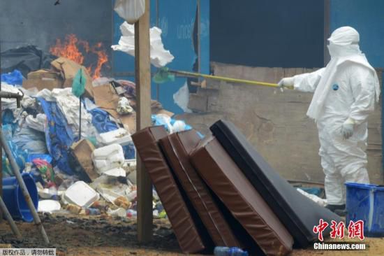 當(dāng)?shù)貢r(shí)間2014年9月3日，利比里亞蒙羅維亞，約翰·菲茨杰拉德·肯尼迪醫(yī)院的醫(yī)護(hù)人員和病人。9月1日