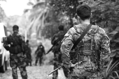 2009年12月13日，在菲律賓南阿古桑省，菲律賓安全部隊人員在一處現(xiàn)場警戒。圖/CFP