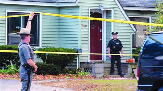 8日，紐約州當(dāng)?shù)鼐旆怄i案發(fā)現(xiàn)場。